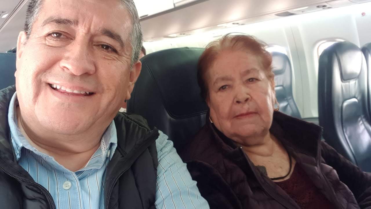 Eva Sosa López de viaje con su hijo