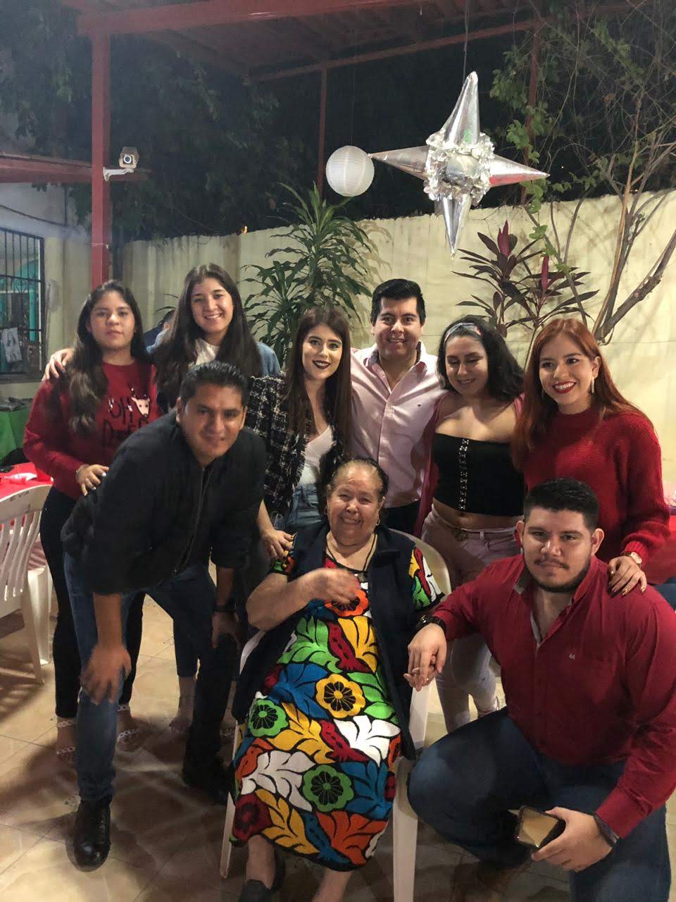 Eva Sosa López acompañada de su familia