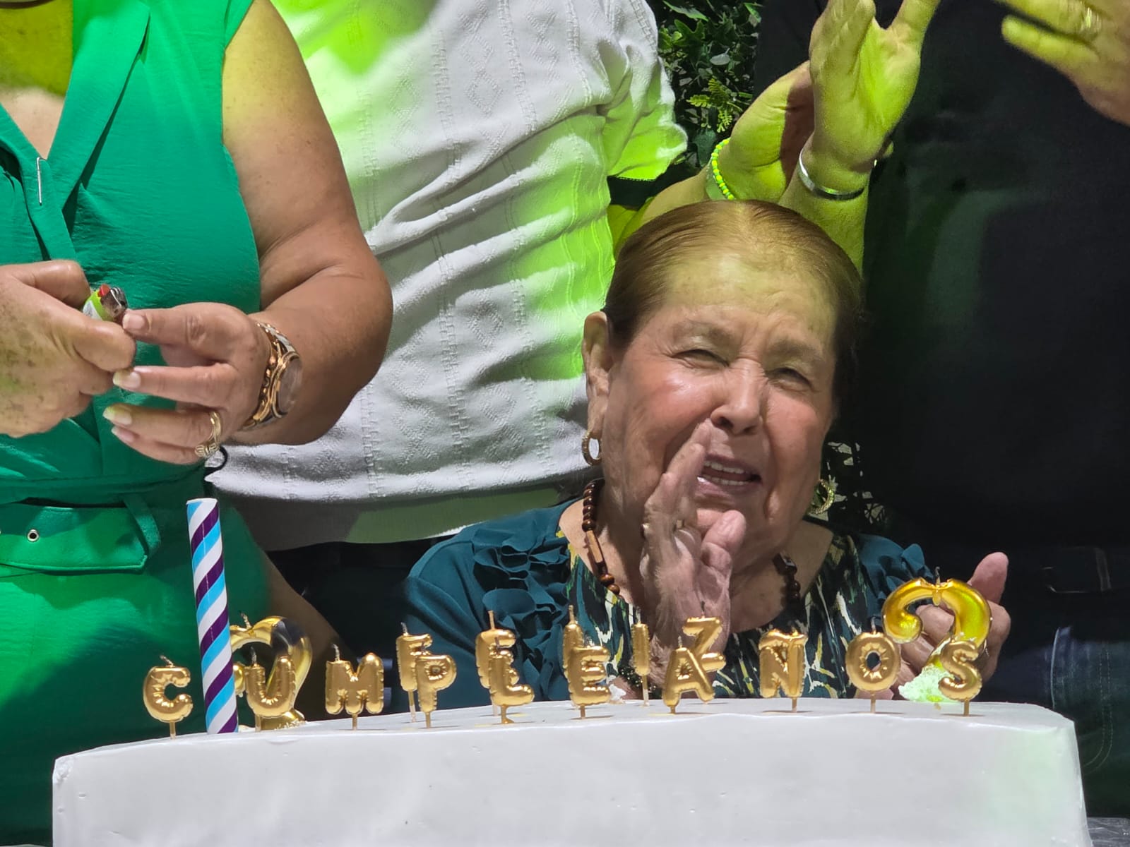 Eva Sosa López celebrando su cumpleaños en familia