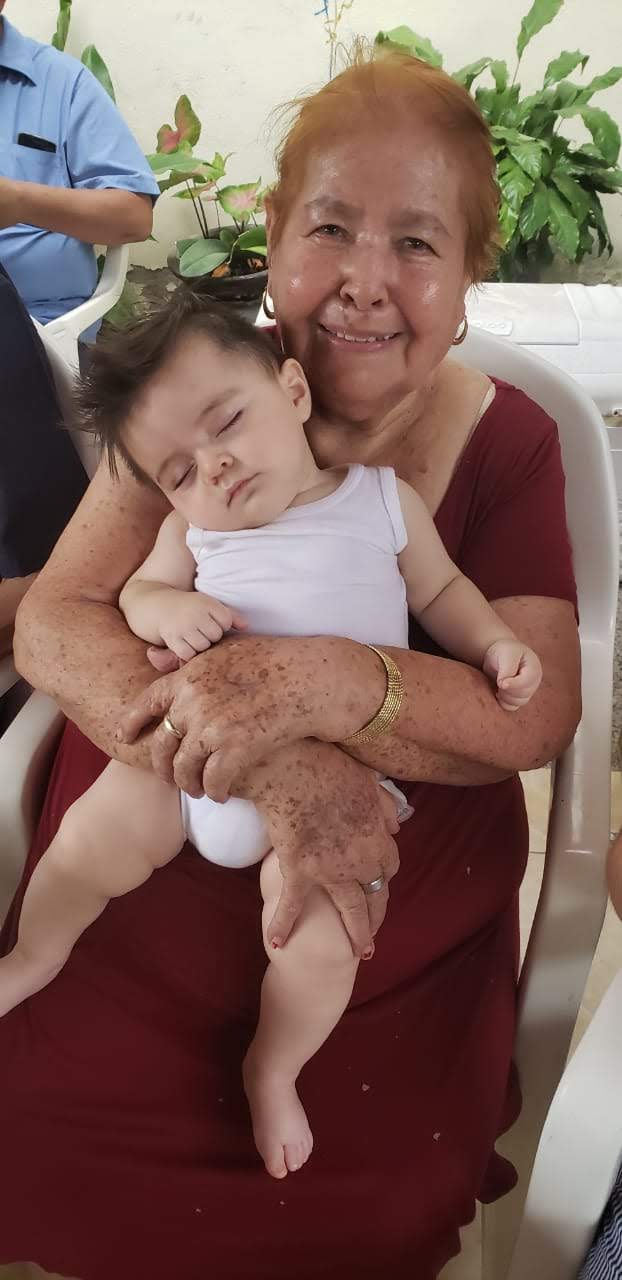 Eva Sosa López cargando a su bisnieto