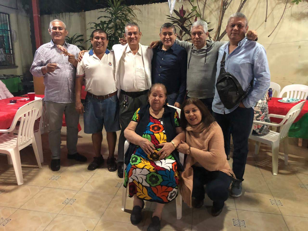 Eva Sosa López con sus hijos en una reunión familiar