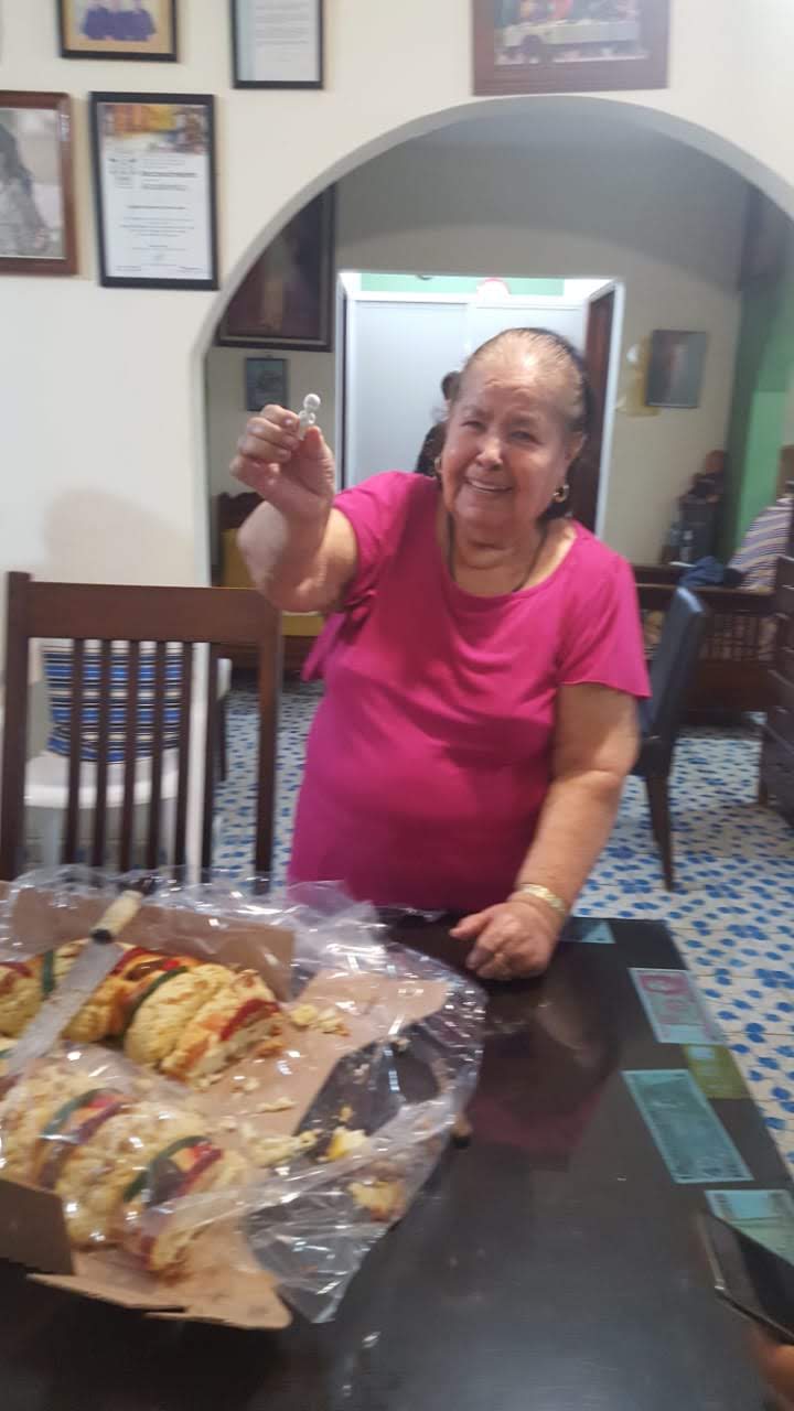 Eva Sosa López compartiendo la rosca de reyes