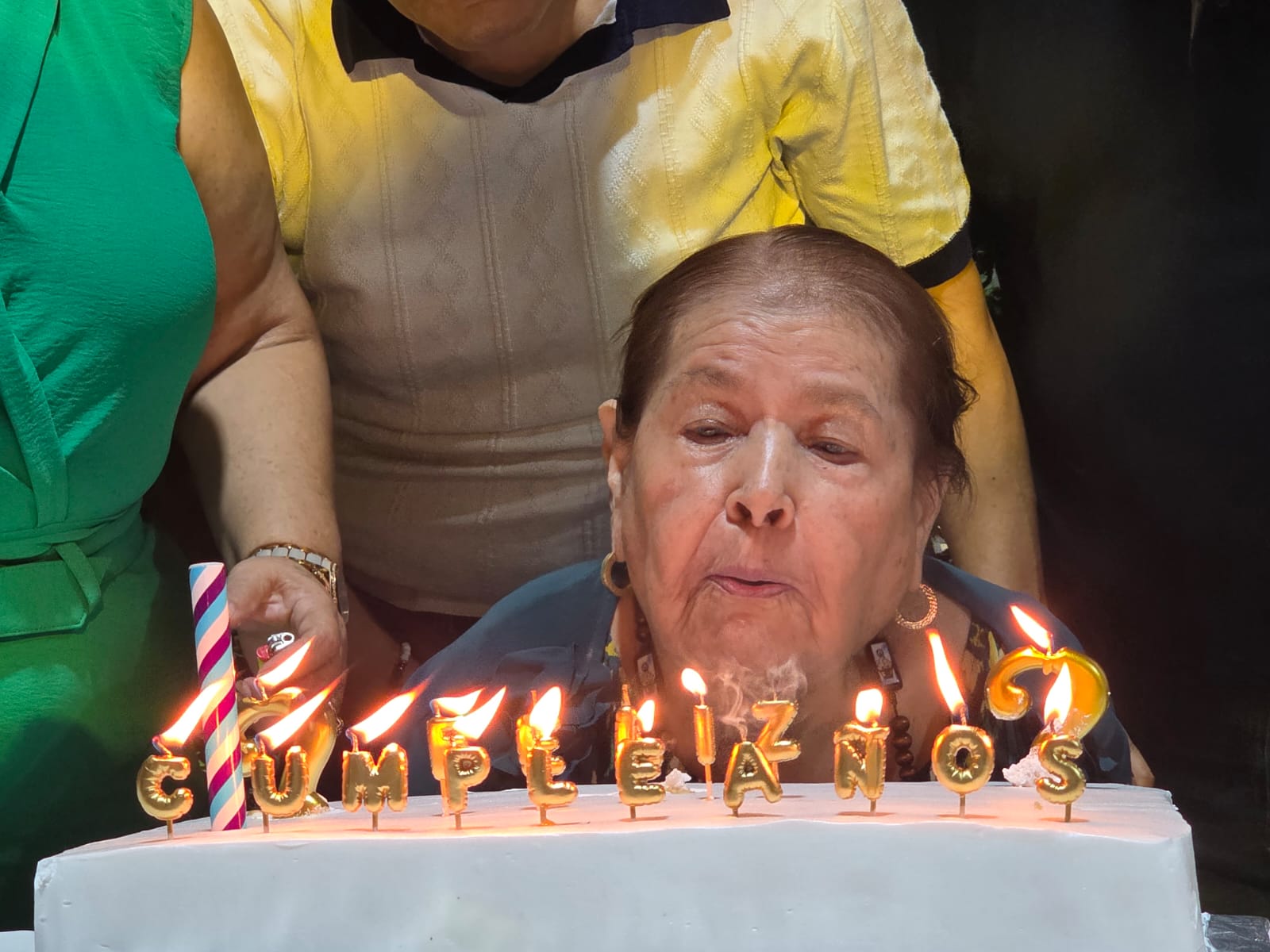 Eva Sosa López soplando las velas de su pastel de cumpleaños